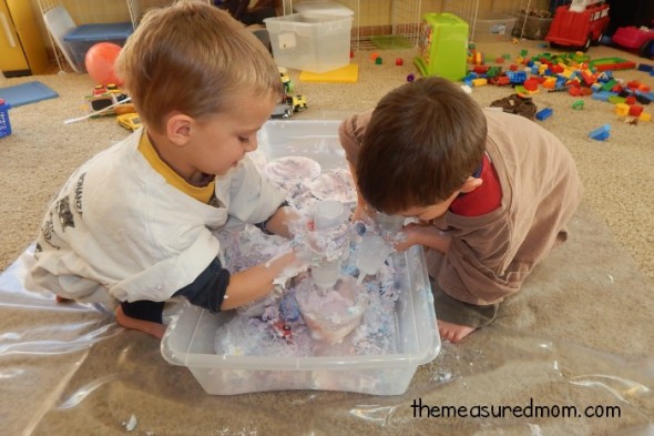 感官戏剧。你知道这很重要，但你只是无法忍受乱七八糟。以下是管理杂乱的十个提示，加上一些伟大的感官戏剧想法，你不想错过！