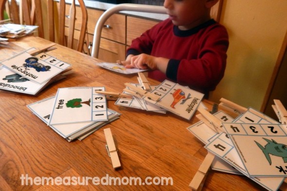 这个免费音节活动对于幼儿园来说很棒！只需让学生剪辑音节卡上的数字。对于1,2,3或4个音节。