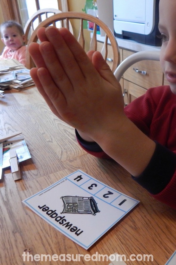 这个免费音节活动对于幼儿园来说很棒！只需让学生剪辑音节卡上的数字。对于1,2,3或4个音节。