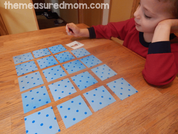 寻找一个免费的押韵游戏？打印这些48个图片卡，包括24对。尝试这个有趣的押韵匹配游戏与您的学龄前儿童或幼儿园！