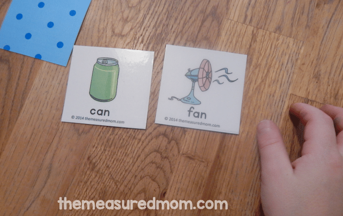 寻找一个免费的押韵游戏？打印这些48个图片卡，包括24对。尝试这个有趣的押韵匹配游戏与您的学龄前儿童或幼儿园！