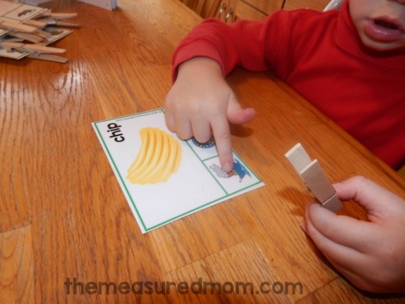 如果你试图帮助你的孩子认识押韵的话，你会喜欢这套48免费可打印剪辑卡！