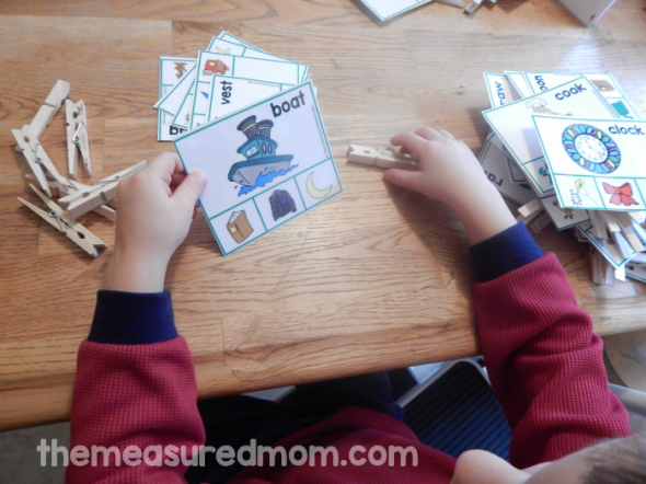 如果你试图帮助你的孩子认识押韵的话，你会喜欢这套48免费可打印剪辑卡！