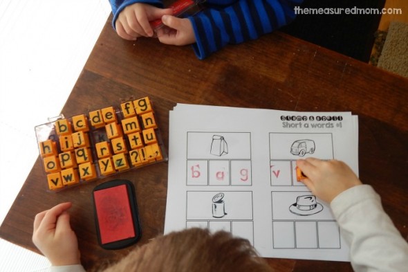 您的孩子可以使用铅笔，字母邮票或信件瓷砖来拼写这15个免费短元音工作表上的单词。