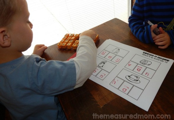 您的孩子可以使用铅笔，字母邮票或信件瓷砖来拼写这15个免费短元音工作表上的单词。