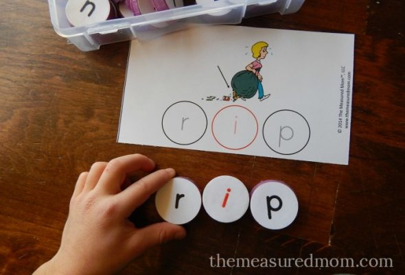 找一个实践拼写活动？打印这些免费垫子练习拼写短i字。