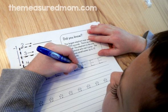 获得这组26个免费的手写工作表，包括动物有趣的事实。没有更无聊的笔迹练习！