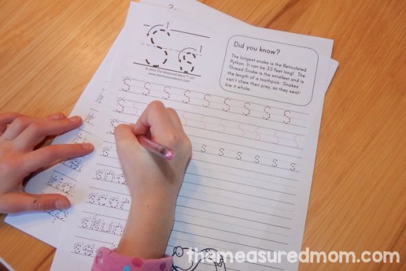 获得这组26个免费的手写工作表，包括动物有趣的事实。没有更无聊的笔迹练习！