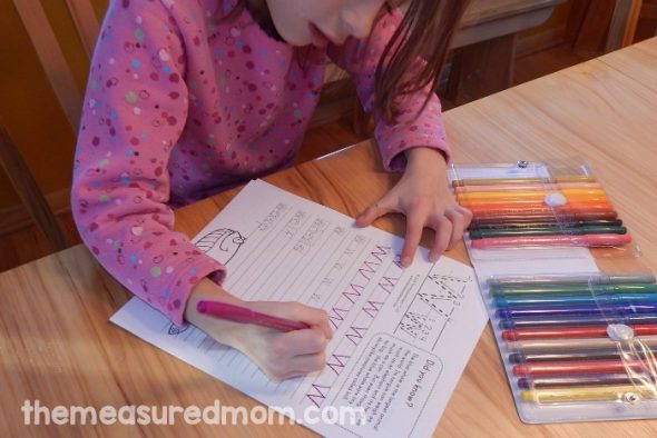 获得这组26个免费的手写工作表，包括动物有趣的事实。没有更无聊的笔迹练习！