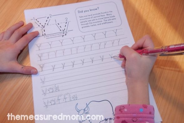 获得这组26个免费的手写工作表，包括动物有趣的事实。没有更无聊的笔迹练习！