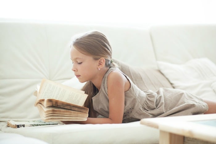 这一系列阅读理解战略将帮助您在家或教室里教导阅读理解。此外，九课程有免费阅读理解工作表！