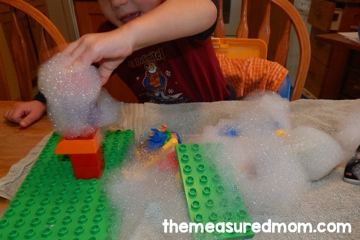 寻找有趣的，实践信B活动与您的学龄前儿童有关吗？我们有一个吨！免费打印可包含！