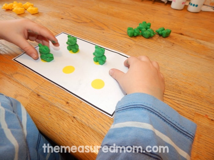 寻找有趣的，实践信B活动与您的学龄前儿童有关吗？我们有一个吨！免费打印可包含！