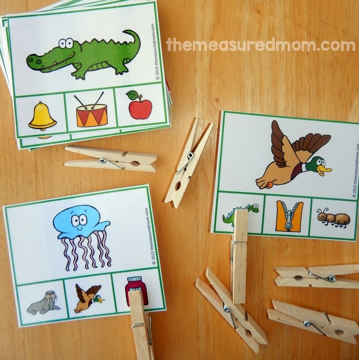 帮助您的孩子学习听到字母的声音与这些免费剪辑卡!为每个字母准备两张卡片，以sh, ch, th开头的单词用PLUS卡片。