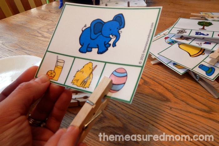 帮助您的孩子学习听到字母的声音与这些免费剪辑卡!为每个字母准备两张卡片，以sh, ch, th开头的单词用PLUS卡片。