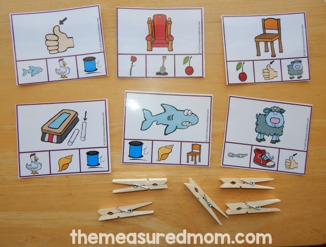 帮助您的孩子学习听到字母的声音与这些免费剪辑卡!为每个字母准备两张卡片，以sh, ch, th开头的单词用PLUS卡片。