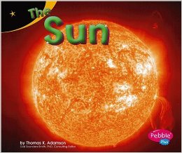 一大堆关于太空主题的书在学前班或幼儿园