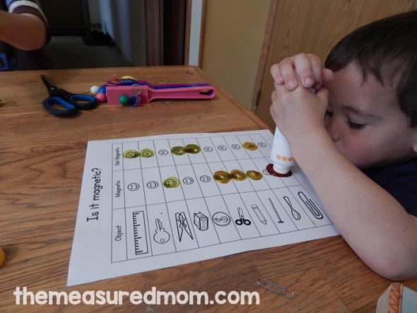 如果你正在做磁铁实验与儿童，打印这个免费磁铁工作表，以保持跟踪哪些物体是磁性的。