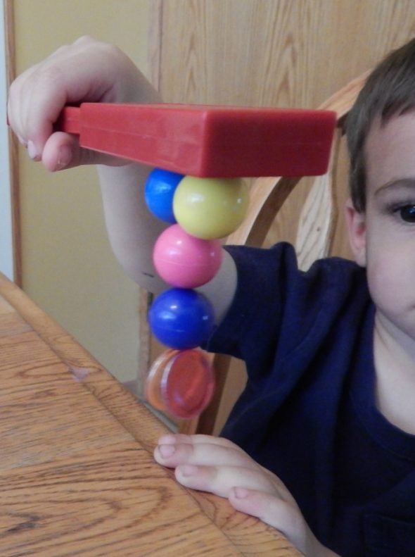 如果你正在做磁铁实验与儿童，打印这个免费磁铁工作表，以保持跟踪哪些物体是磁性的。