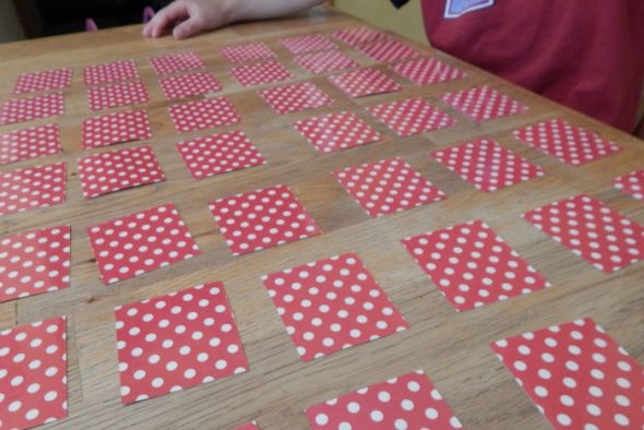 这是一个免费的长游戏!打印一套24对配对，以帮助您的孩子学习阅读和拼写长单词。