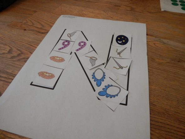 我们在这篇文章中有很多字母N的活动!(还有很多免费的印刷品!)