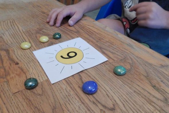 查看这些实践，为幼儿园提供创意信的活动 - 与免费印刷品的链接！