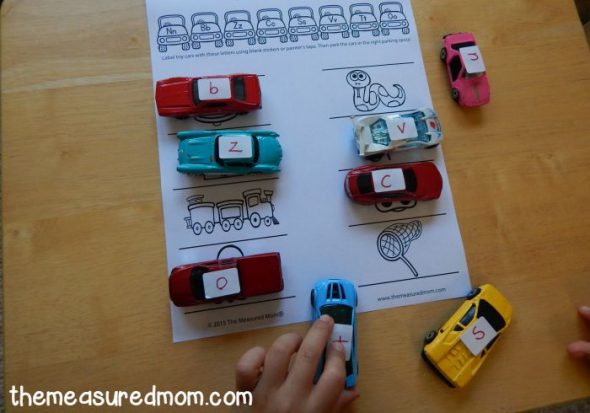 看看这个免费的开始声音幼儿园和幼儿园的活动！打印10个免费停车场中的一个，并将车停在正确的位置。我的学龄前儿童喜欢它！