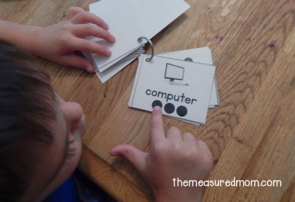 喜欢学龄前、幼儿园和一年级的五感活动!很棒的口袋图表想法。