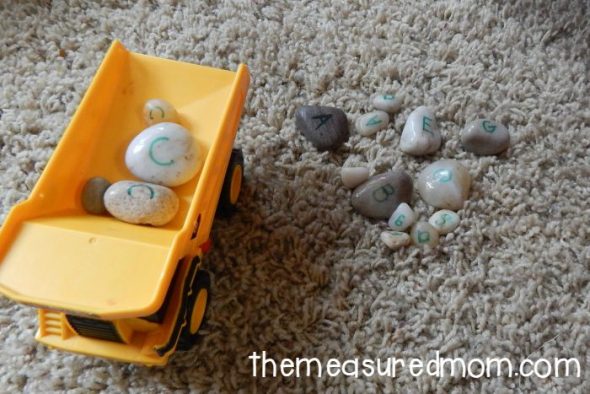 看看幼儿园的这个乐趣的各种各样的乐趣活动！书籍，工艺品，信箱和更多！