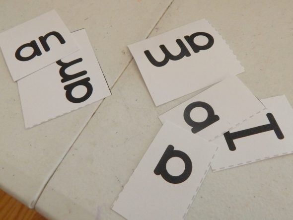 这个免费的社区帮助者活动只是帮助孩子学习印刷品和基本景点词语的概念！