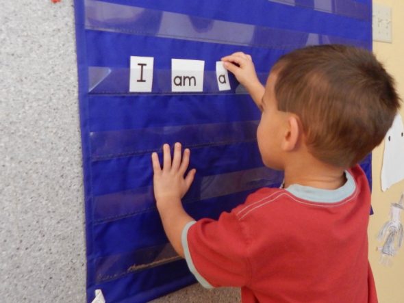 这个免费的社区帮助者活动只是帮助孩子学习印刷品和基本景点词语的概念！