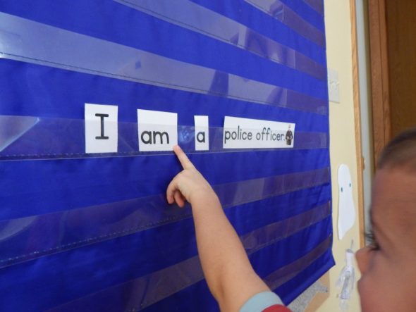 这个免费的社区帮助者活动只是帮助孩子学习印刷品和基本景点词语的概念！