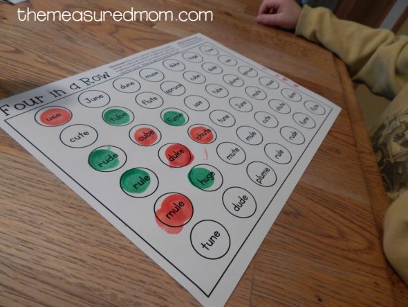 这些免费无声电子游戏是伟大的!只要打印出来，然后轮流阅读，在单词上点一点，看谁先得到4个单词。没有准备!：)