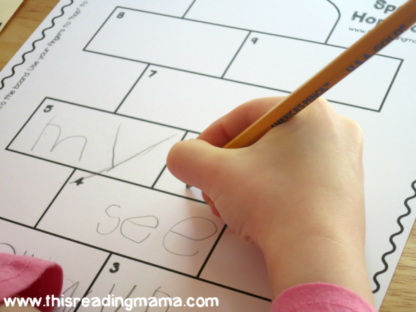 这个免费的拼写游戏的孩子可以用于任何单词列表!只要打印和播放!