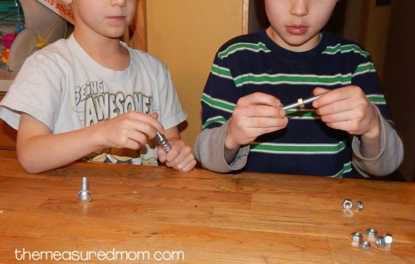 用螺母和螺栓放置价值2