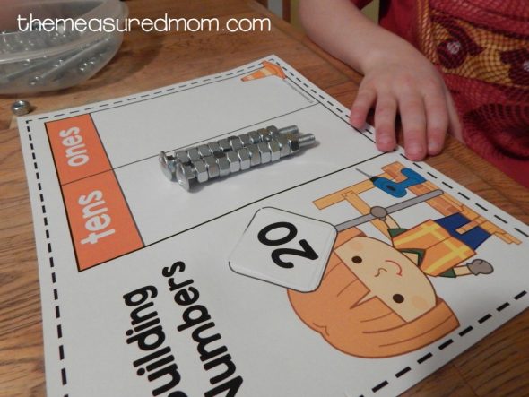 用螺母和螺栓放置价值5