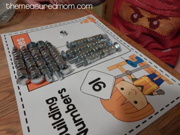 用螺母和螺栓放置价值6