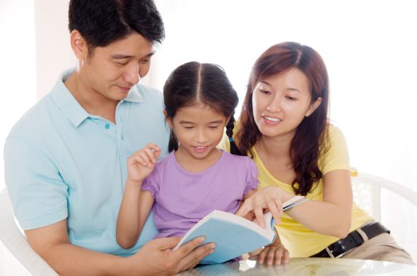 亚洲家庭在家读书