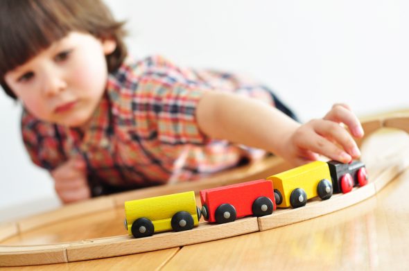 使用与玩具火车的小男孩