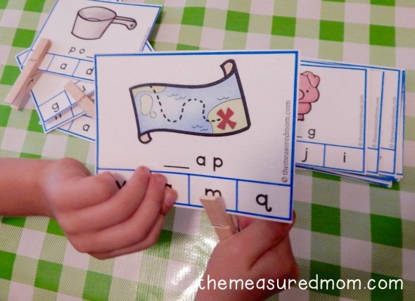 这些缺失的字母卡片是孩子们听和识别单词中的声音的好方法!