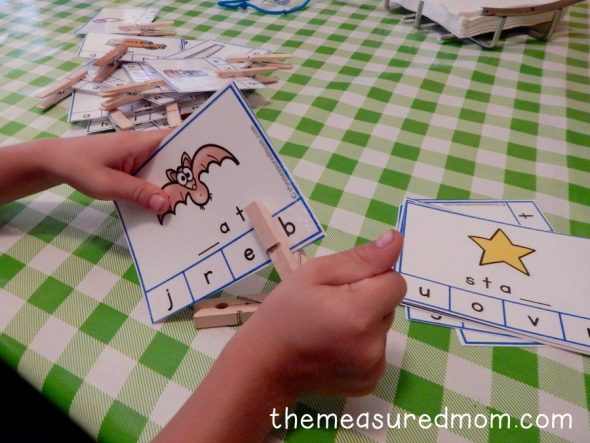 这些缺失的字母卡片是孩子们听和识别单词中的声音的好方法!