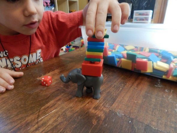 滚动模具并将许多瓷砖添加到大象的背部。在堆栈下降之前，你可以添加多少？