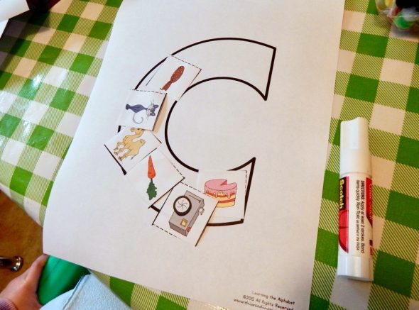 获得各种动手，年龄适当的信函C活动，为2岁的孩子！