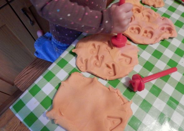 获得各种动手，年龄适当的信函C活动，为2岁的孩子！