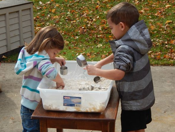 获得各种动手，年龄适当的信函C活动，为2岁的孩子！
