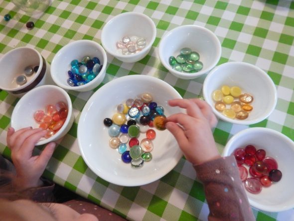 获得各种动手，年龄适当的信函C活动，为2岁的孩子！