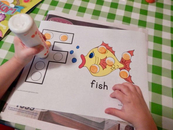 幼儿真的能学会字母表吗？是的，当你把它变得简单有趣的时候！看看我们为2岁儿童举办的字母F活动。