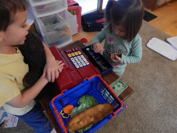 幼儿真的能学会字母表吗？是的，当你把它变得简单有趣的时候！看看我们为2岁儿童举办的字母F活动。