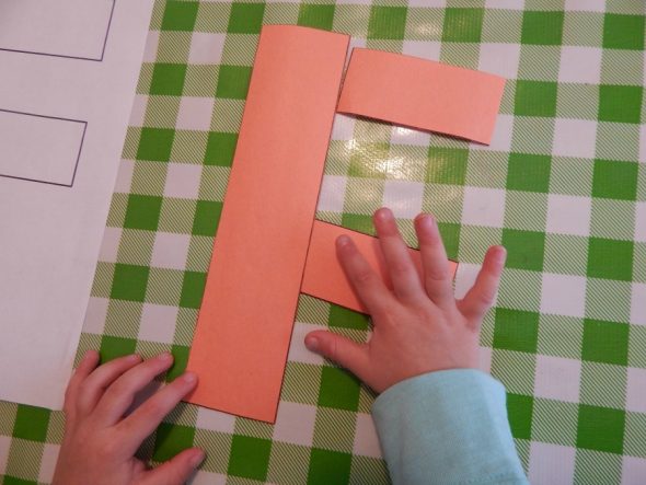 幼儿真的能学会字母表吗？是的，当你把它变得简单有趣的时候！看看我们为2岁儿童举办的字母F活动。