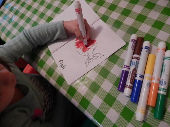 幼儿真的能学会字母表吗？是的，当你把它变得简单有趣的时候！看看我们为2岁儿童举办的字母F活动。